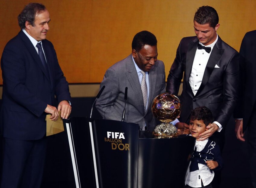 Învingătorul Ronaldo, însoțit de fiul său, e felicitat de Pele sub privirile lui Platini. // Foto: Reuters