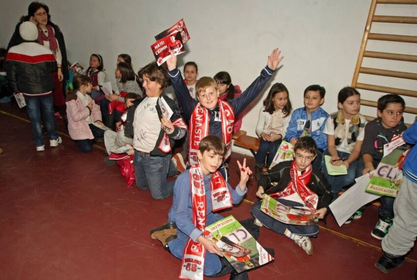Copiii au fost suporteri înfocați pentru o oră de Dinamo // Foto: fcdinamo.ro