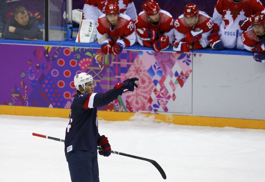 T.J. Oshie sărbătoreşte golul victoriei de ieri, în timp ce pe fundal ruşii au rămas încremeniţi la mantinelă // Foto: Reuters