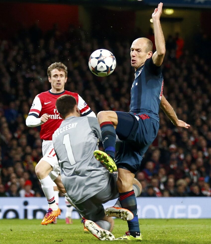 Portarul lui Arsenal, Szczesny, atacă piciorul de sprijin al olandezului. Robben trecuse deja mingea de el // Foto: Reuters