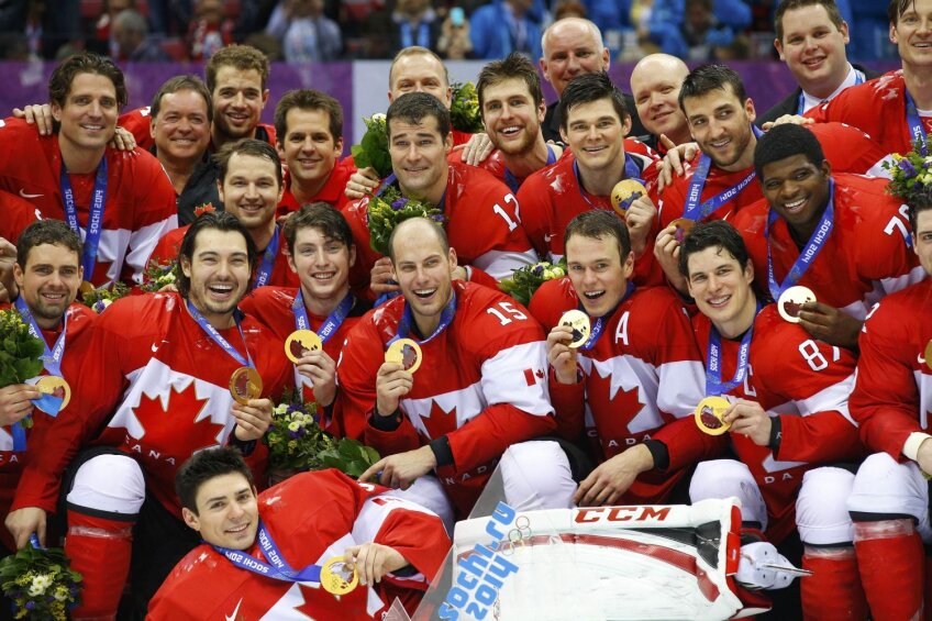 Canadienii și medaliile după care au patinat 13 zile // Foto: Reuters