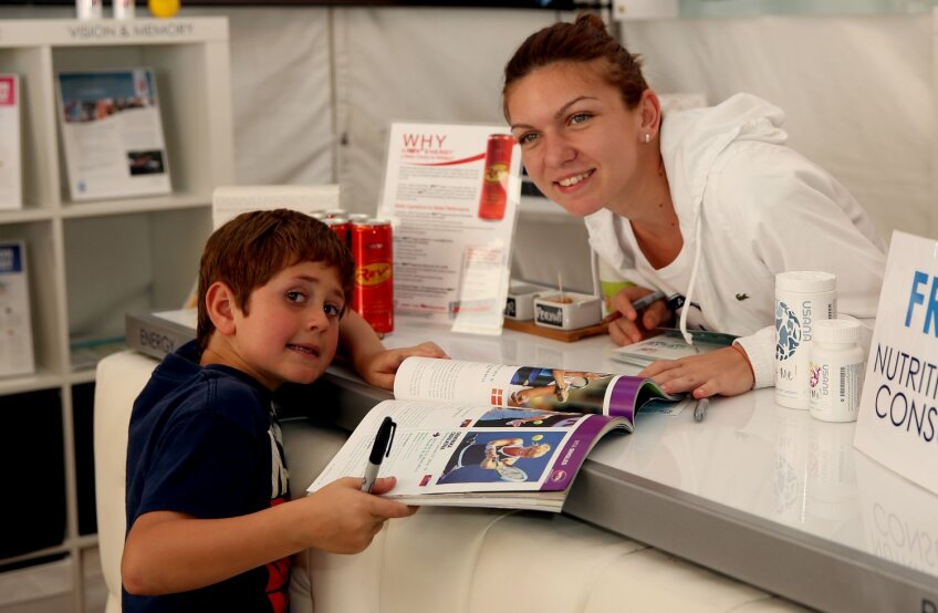 Simona Halep și un mic fan în timpul unei sesiuni de autografe la Indian Wells