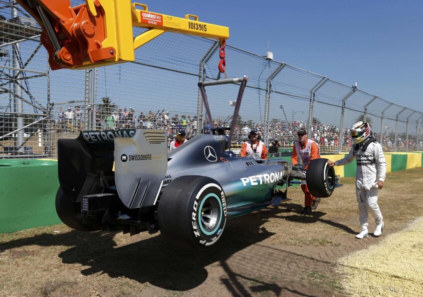 Lewis Hamilton va avea la dispoziţie 4 sesiuni de teste de cîte două zile în timpul sezonului, pe circuite incluse în calendar. Una dintre cele opt zile de teste trebuie dedicată dezvoltării pneurilor.