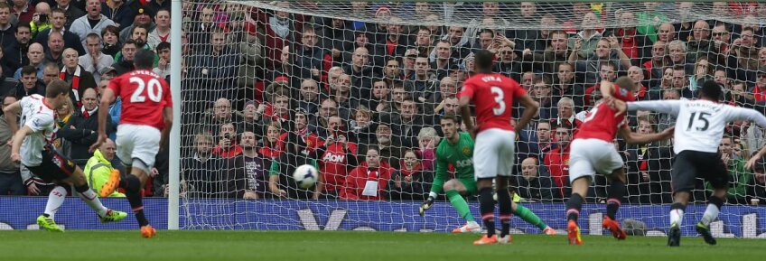 Steven Gerrard, căpitanul lui Liverpool, transformă primul penalty. Lîngă bară, imposibil de apărat // Foto: Guliver/GettyImages