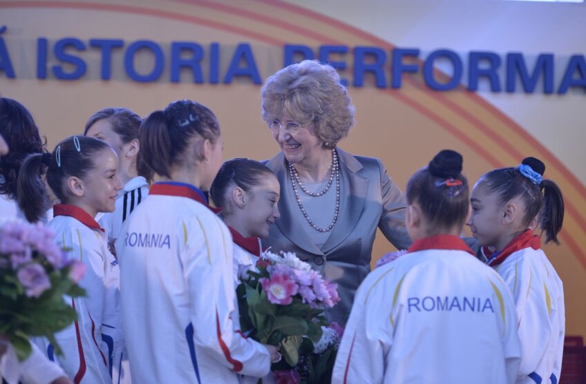 Directorul OMV Petrom, Mariana Gheorghe înconjurată de gimnastele din lotul olimpic