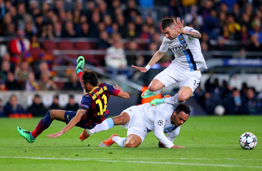 Neymar (stînga) se aruncă în iarbă contra lui Man. City, în 