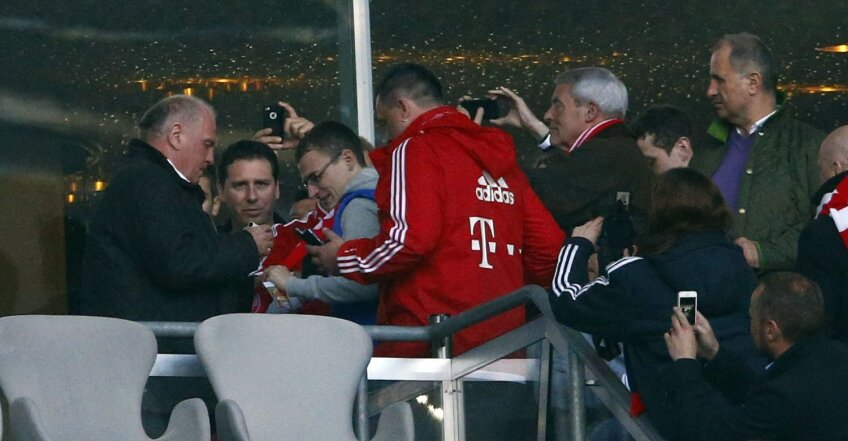 Honess, asaltat de fanii lui Bayern pentru autografe la ultimul meci pe Allianz // Foto: Reuters