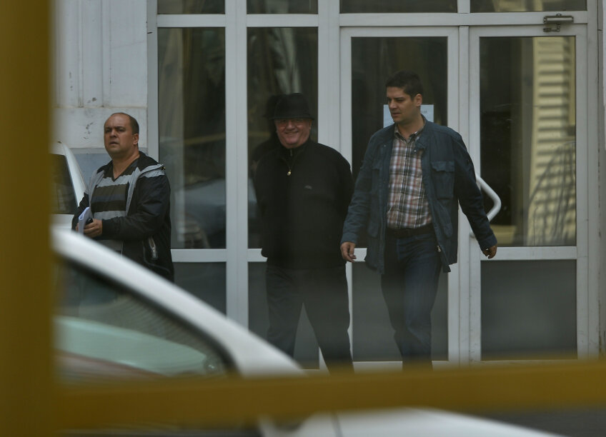 Însoțit de un ofițer de Poliție, Dragomir a ieșit încătușat după audierile de la sediul de pe Calea Victoriei