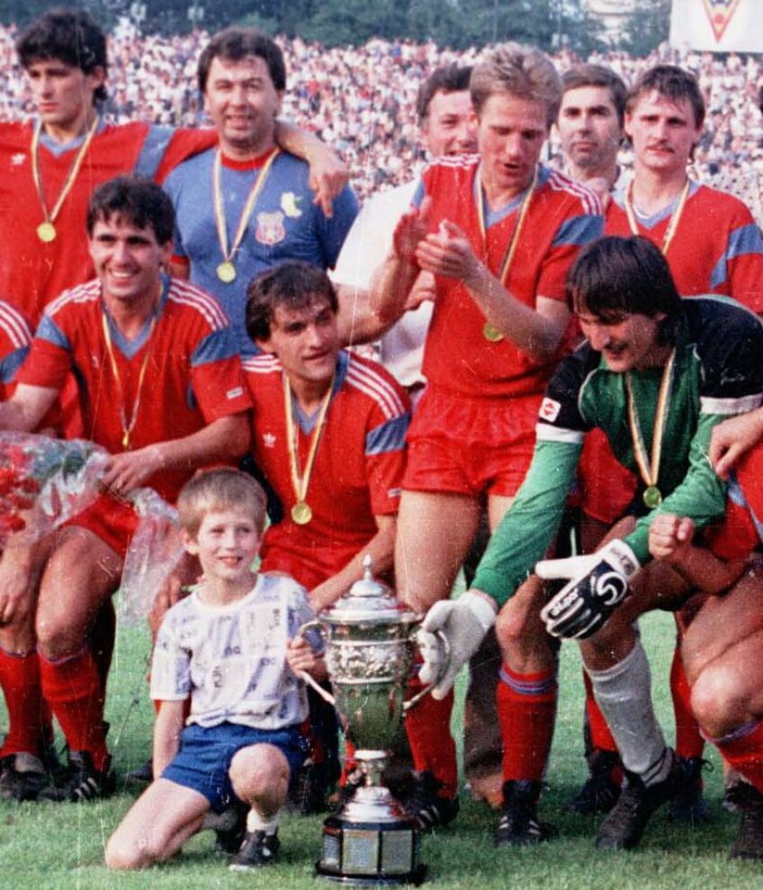 Boloni (în dreapta) sărbătoreşte unul din multele trofee alături de Mitică, pe care Belodedici îl ţine după gît // Foto: Arhivă GSP