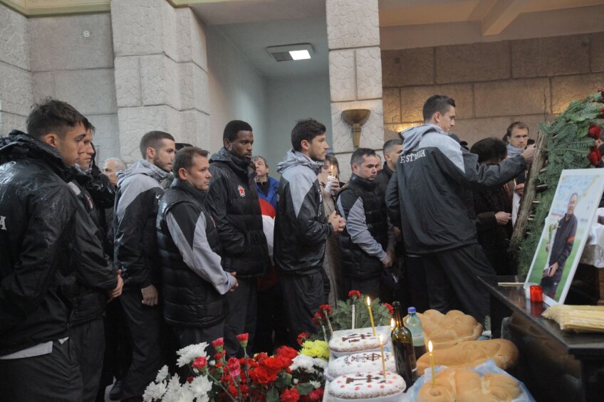 Gardoş, Tănase, Chipciu şi restul steliştilor au depus la căpătîiului fostului masor o coroană de trandafiri roşii // Foto: Antonio Cioarek