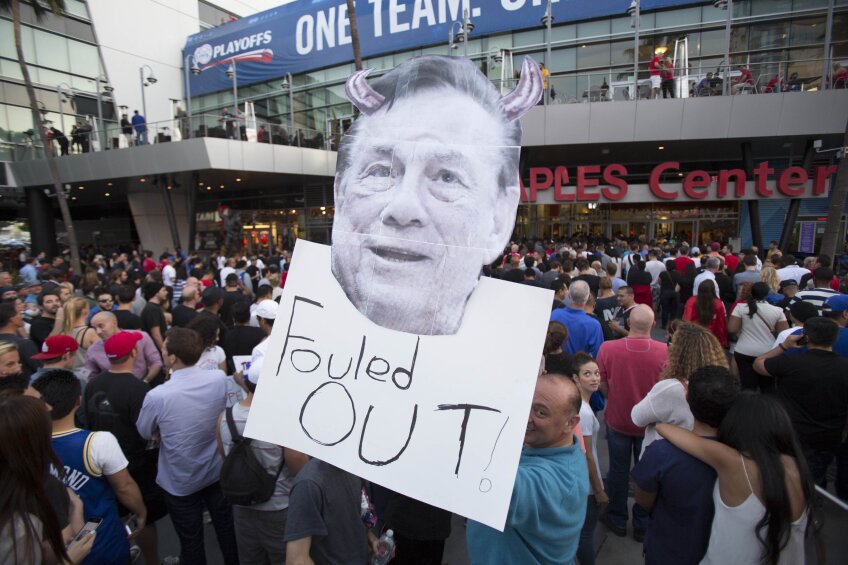 Chipul lui Sterling, patronul lui Clippers, a fost folosit în mesaje de dezaprobare de protestatari, foto: reuters