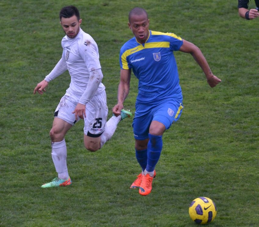 Wanderson Miranda (în albastru)