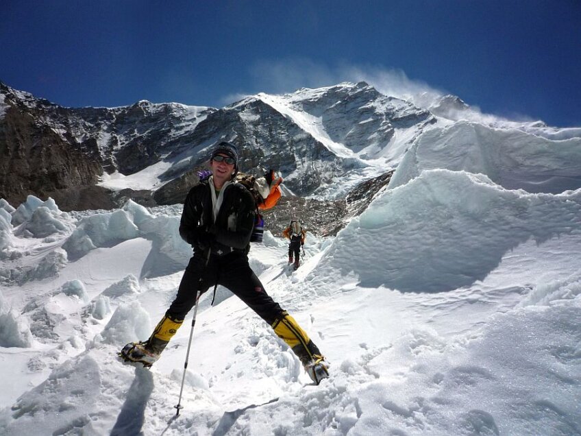 Horia Colibășeanu va ataca
Everestul peste două
săptămîni. Ceilalți alpiniști
români și-au instalat
corturile în tabăra de bază
avansată