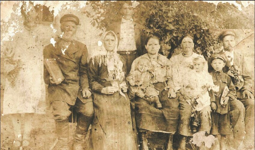O familie basarabeană fotografiată în 1930