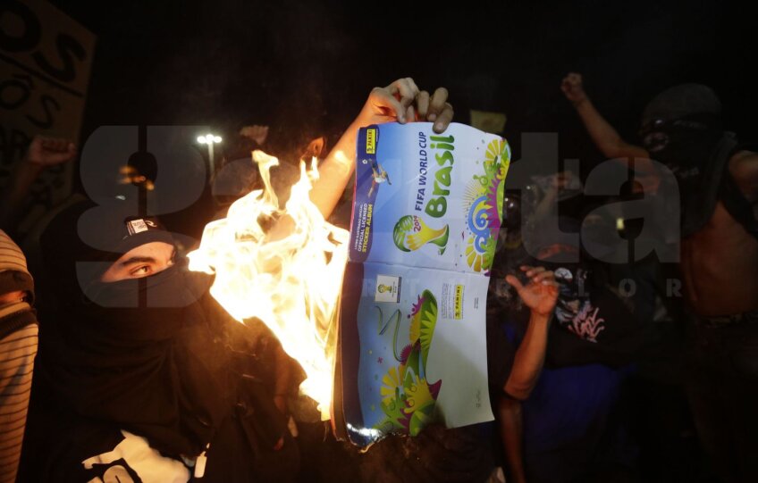 La Sao Paulo, carnetele cu abțibilduri pentru CM sînt arse // Foto: Reuters