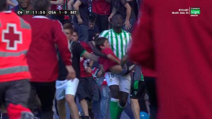 N'Diaye de la Betis care pe brațe un mic fan al Osasunei, rănit în incidente