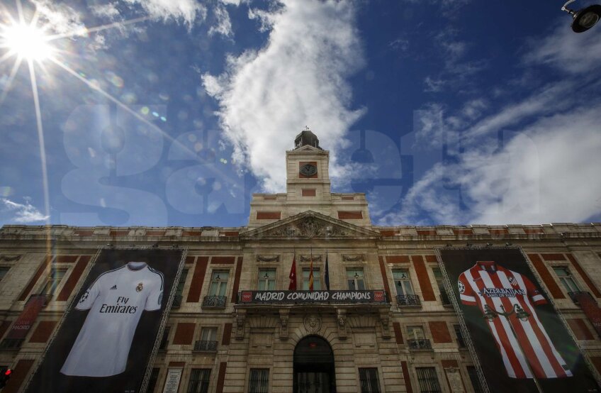 Madridul înseamnă doar Real și Atletico, tricourile fiind expuse la Puerta del Sol // Foto: Reuters