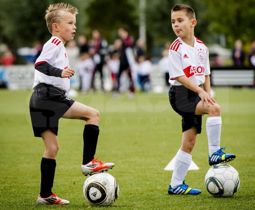 Doi puşti în vîrstă de opt ani încep să descopere secretele fotbalului marca Ajax. Poate, peste două decenii, vor fi vedetele roş-albilor şi ale 