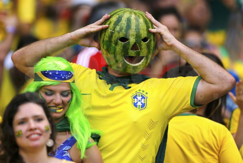 DACĂ NU MAI AVEŢI BANI PENTRU O CASCĂ MAGICĂ... scobiţi un pepene, că tot e de sezon, şi transformaţi-vă într-un supererou din galerie. O supereroină colorată lîngă dumneavoastră nu are cum să strice