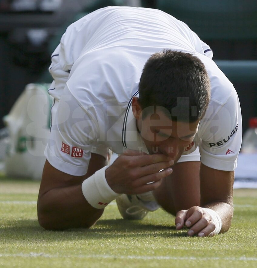 Emoţia lui Novak Djokovici, gustul ierbii şi trofeul din braţe // Foto: Reuters