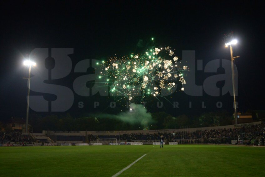 Botoșănenii au sărbătorit inaugurarea nocturnei cu un foc de artificii la finalul meciului // Foto: Ionuț Tăbultoc