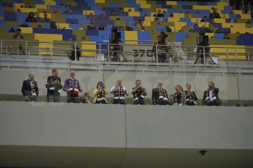 Galeria din delegație. Oficialii danezilor au stat la tribuna oficială și și-au încurajat jucătorii în multe momente ale partidei, spre deosebire de cei ai Stelei, care nu s-au făcut auziți