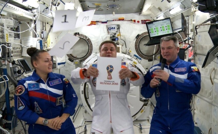 Cei trei astronauţi ruşi de pe SSI şi logoul Mondialului