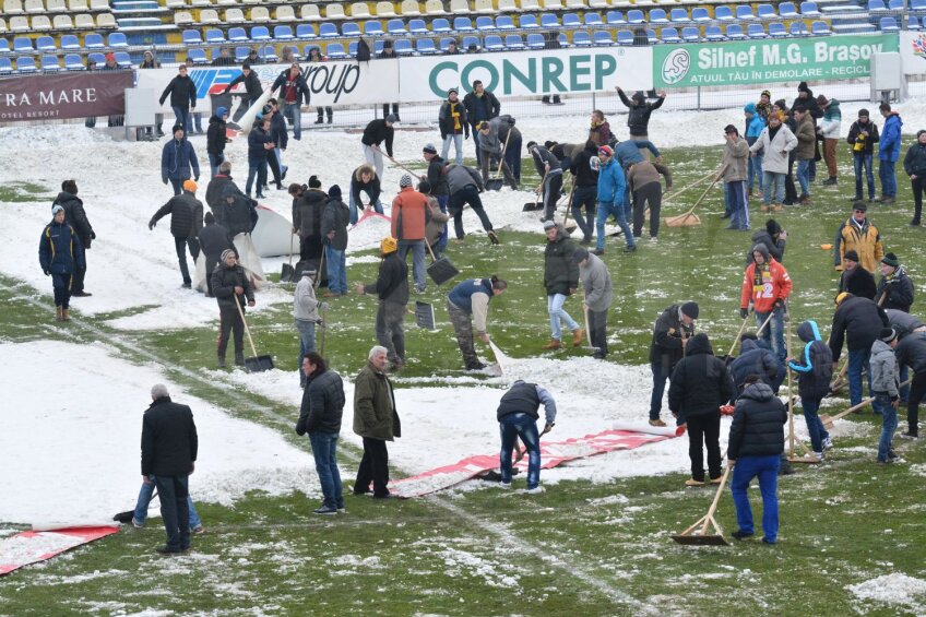 Suporterii au ajutat la deszăpezirea stadionului