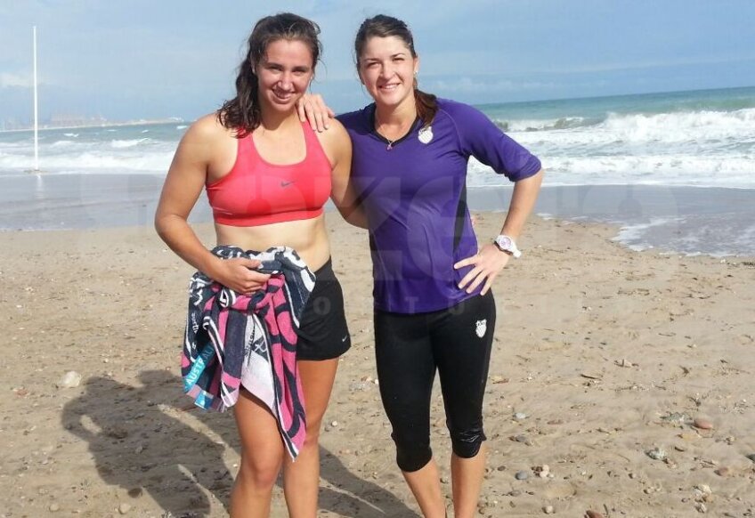 Pe plajă, într-o zi cu valuri, după o serie de alergări, cu spaniola Sara Sorribes