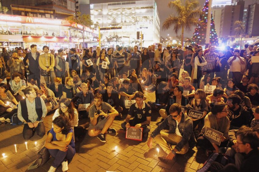 Pe toate meridianele, de la Lima la Hong Kong, oamenii au reacționat după atentatul de la Paris, identificîndu-se cu spiritul Charlie Hebdo // Foto: Reuters