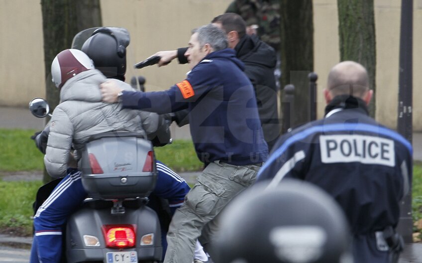 Încă doi suspecți la Paris.
Polițiștii îi dau jos de pe
scuter cu pistoalele Foto: Reuters