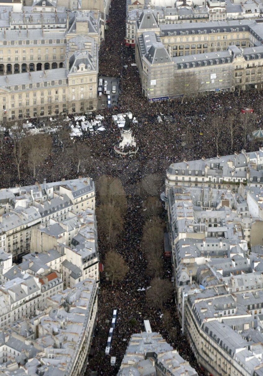 Aşa a arătat ieri Piaţa Republicii din Paris. Şi aceasta a fost coperta cotidianului sportiv L'Equipe: 