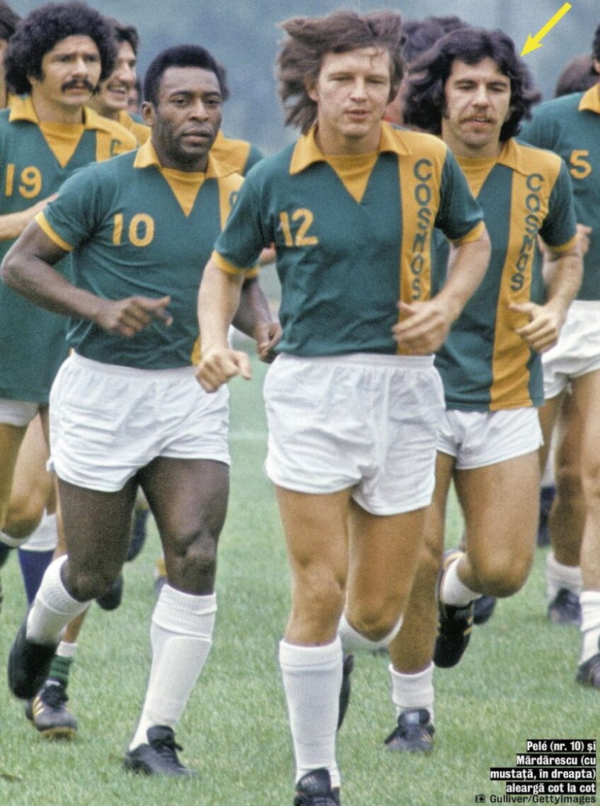Pelé (nr. 10) și Mărdărescu (cu mustață, în dreapta) aleargă cot la cot. Foto Gulliver/GettyImages
