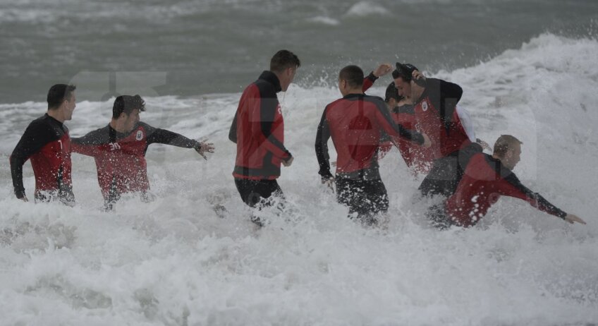 Jucătorii au intrat îmbrăcați în Mediterană, dar și-au ținut cu greu echilibrul în valuri