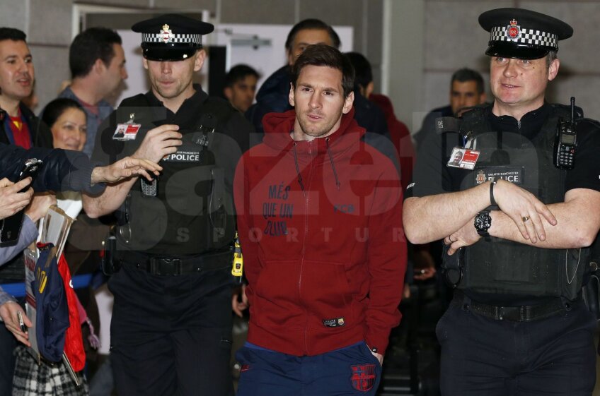 Messi, luni, la sosirea pe aeroportul din Manchester, încadrat de poliţişti // Foto: Reuters
