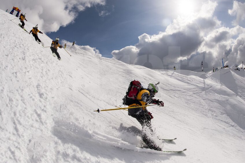 O coborîre care îţi taie răsuflarea în patru cadre consecutive şi spectaculoase // Foto: Andrei Moşloc (Red Bull)