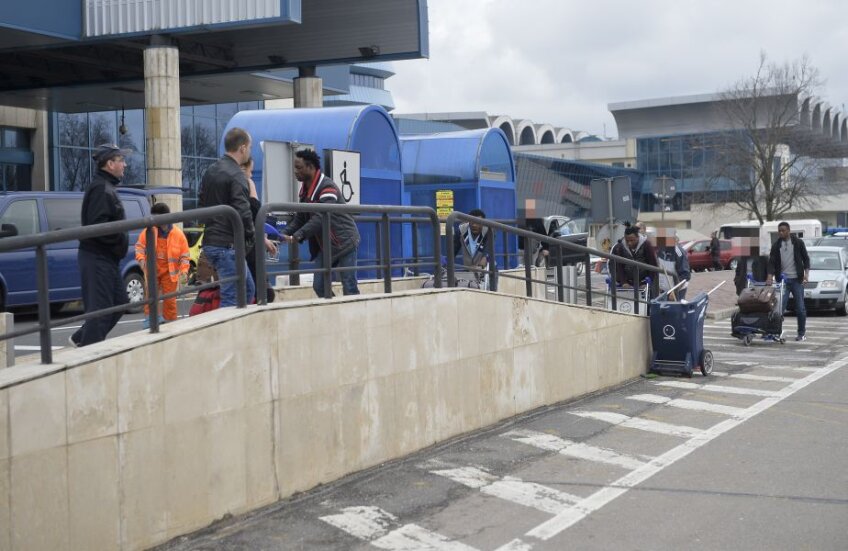 Cei patru nigerieni, la
plecarea de pe
Aeroportul Otopeni
Foto: Raed Krishan