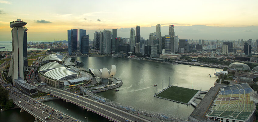 Stadionul Marina Bay, din Singapore, e situat pe o platformă care poate ține 9000 de oameni. Are o singură tribună, care are însă o capacitate de 30.000 de locuri.