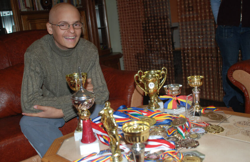 Deşi măcinat de ani de suferinţă, Bogdan , mereu cu zîmbetul pe buze, alături de trofeele sale