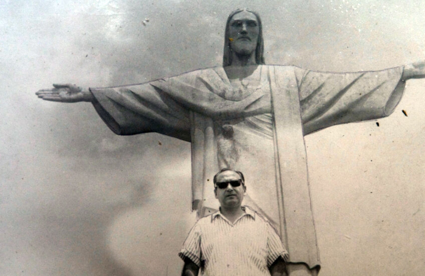 Ilustrată din Brazilia. În spate, chipul celebrei statui 