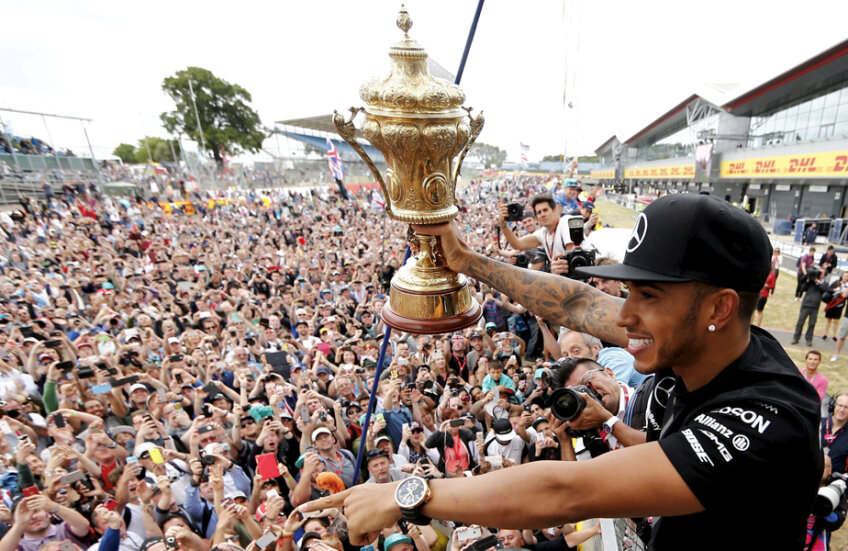 Lewis Hamilton are 18 curse consecutive în care a fost lider pentru cel puţin un tur, stabilind astfel un nou record mondial