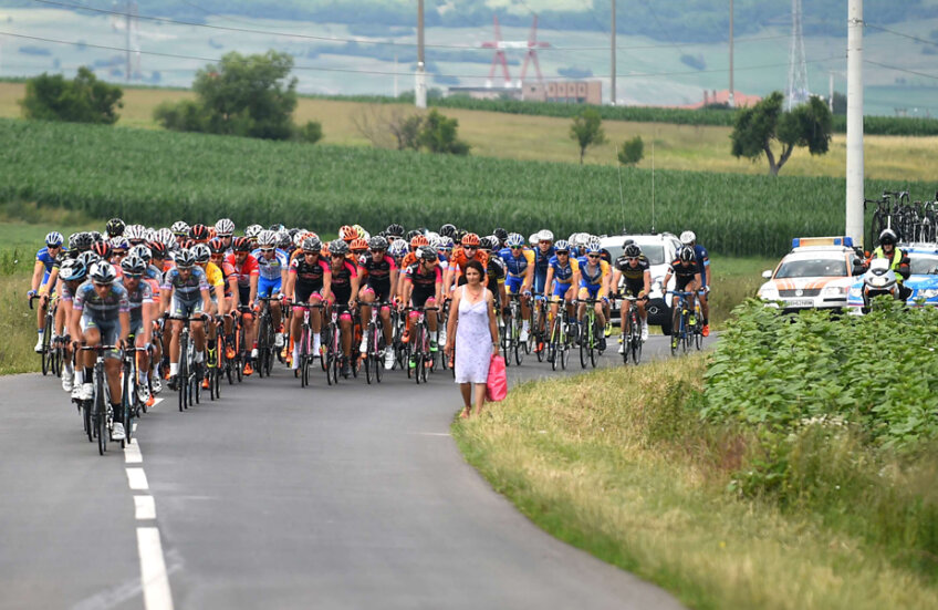 O fată şi o caravană de ciclişti