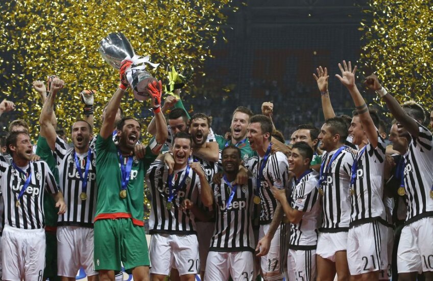 Buffon, fericit, cu primul trofeu al sezonului bianconero // Foto: Guliver/GettyImages