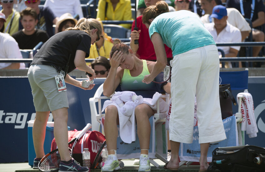 Simona Halep a fost asistată de staff-ul medical al turneului în timpul finalei de la Toronto // Foto: Reuters