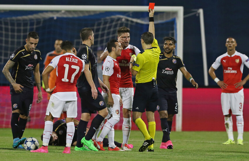 Hațegan, care l-a avut observator UEFA pe fostul arbitru Nikolai Levnikov, îi arată cartonașul roșu lui Giroud, care reacționează furibund // Foto: Reuters