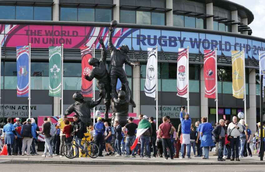 AGITAŢIE ŞI CULOARE. Stadionul Twickenham, unul dintre cele mai faimoase din lumea balonului oval, e gătit cum se cuvine pentru invazia suporterilor