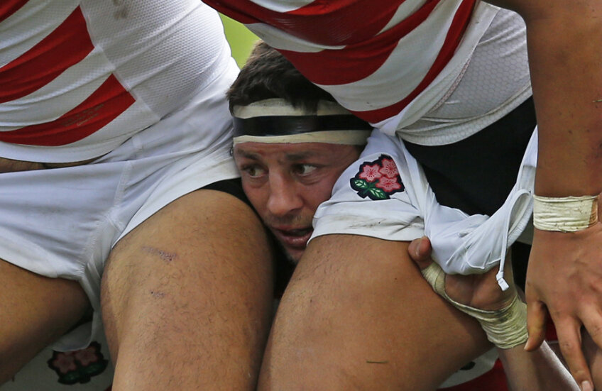 Atenție. Japonezul Luke Thompson în mijlocul grămezii // Foto: Reuters