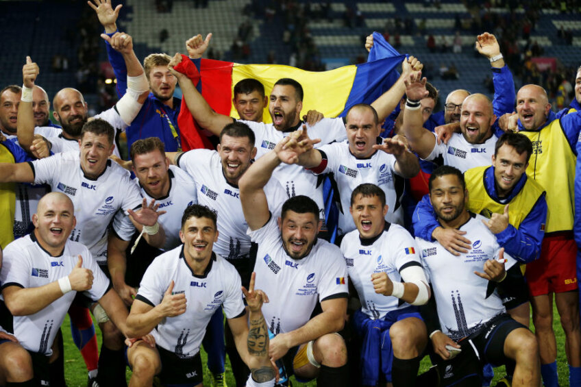 BUCURIE. La final, după atîta tensiune, emoţie şi lacrimi, rugbyştii români s-au strîns pentru o fotografie comună a fericirii sub tricolor Foto: Reuters