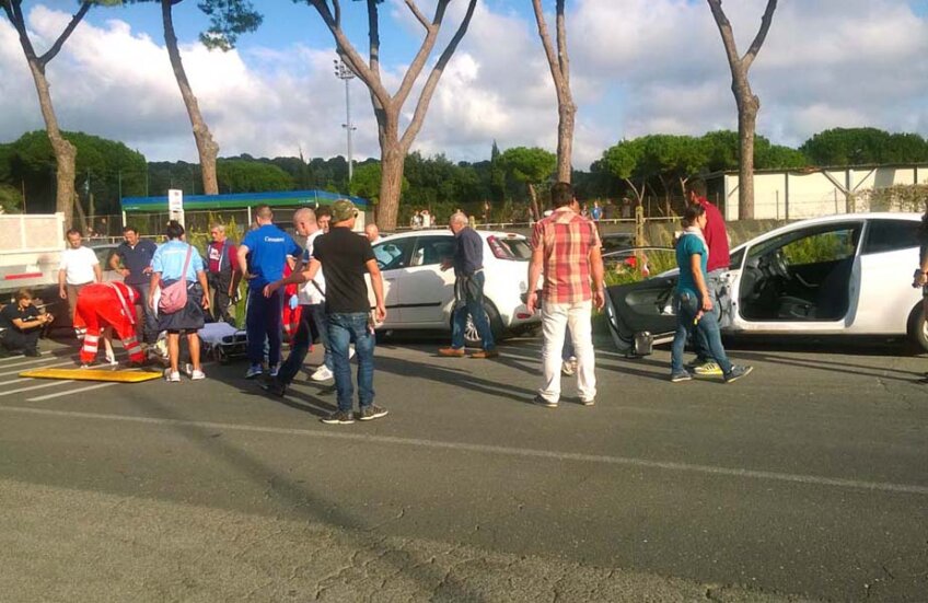 Așa arăta scena accidentului după ce românul a ras cu furgoneta portiera Fordului Fiesta (dreapta), omorîndu-l pe Bruni