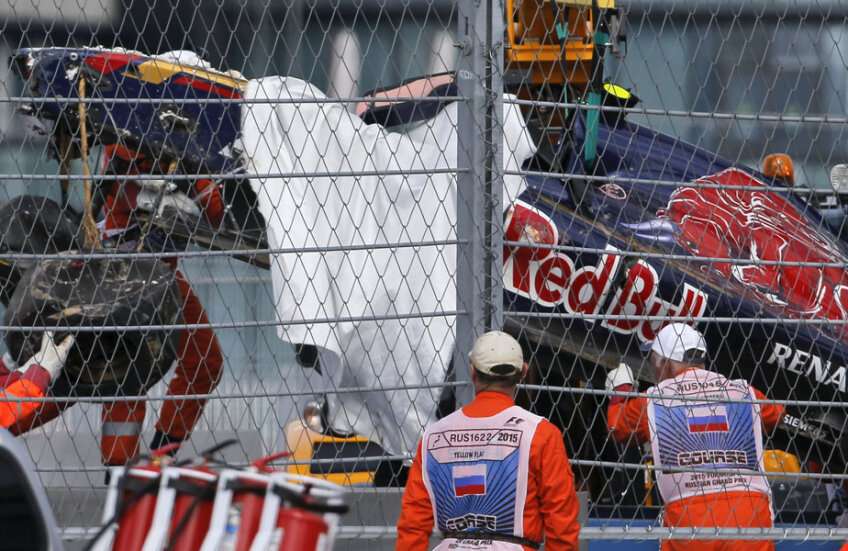 Maşina lui Carlos Sainz Jr. este extrasă din zidul de protecţie // Foto: Reuters